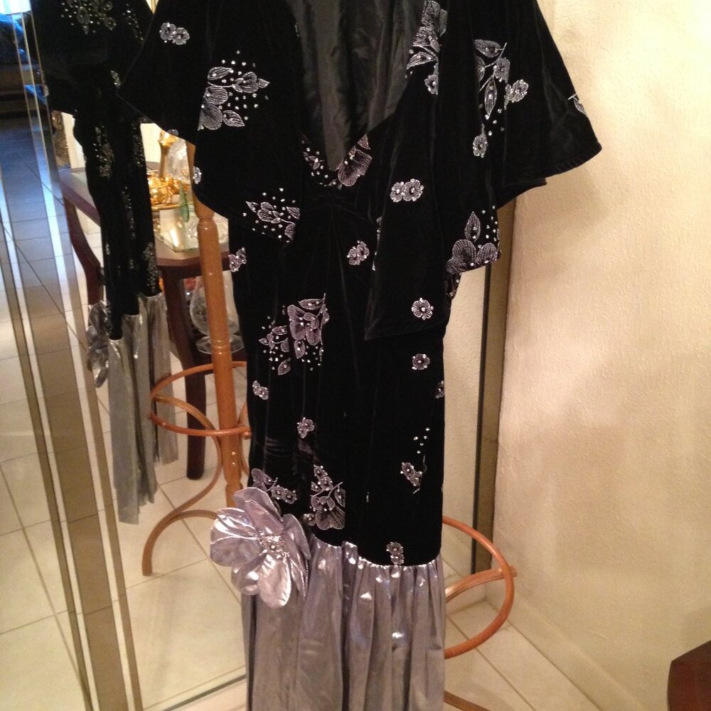 BLACK AND SILVER FORMAL DRESS SIZE SMALL